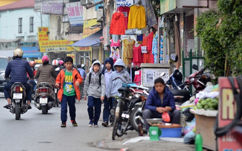 Người đi bộ đang bị "đẩy" xuống lòng đường đối mặt với hiểm nguy