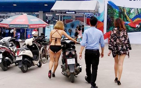 Vụ thiếu nữ mặc bikini bán hàng: Sở VH-TT Hà Nội vào cuộc kiểm tra