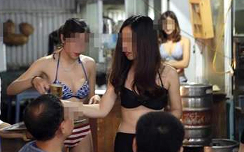 Nhà hàng cho nhân viên mặc bikini rót bia sẽ bị đình chỉ kinh doanh