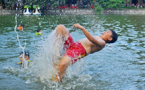 Nghỉ hè, trẻ nhỏ nô nức tắm mát, đùa nghịch dưới ao làng nghìn năm tuổi tại Thủ đô