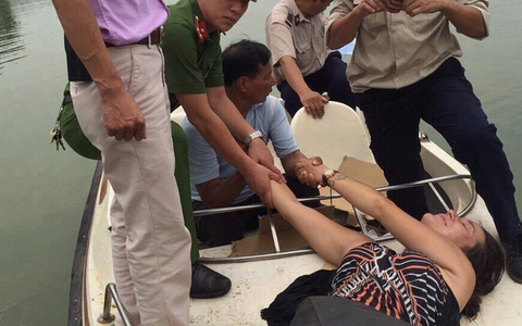Hà Nội: Nữ du khách nước ngoài bất ngờ lột đồ, bơi ra Tháp Rùa múa hát