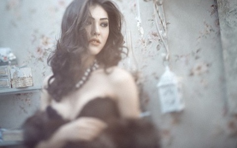 Tôi đang chụp ảnh nude thì bị vợ lao vào đánh túi bụi 