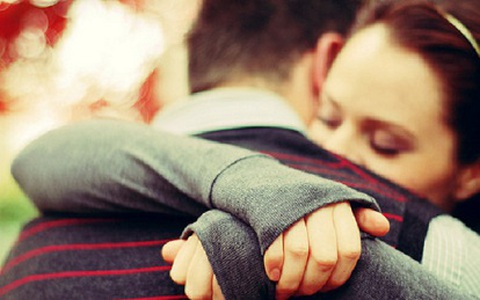 Chiếc ga giường dính máu và "món quà" đặc biệt của chồng 