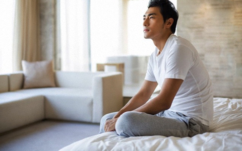 Đau đớn khi để người vợ đẹp phải ôm gối khóc mỗi đêm