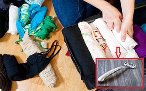 Sững sờ phát hiện trong vali công tác của vợ có dao cạo râu lạ