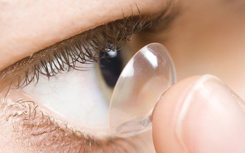 Bé gái 11 tuổi khóc ra máu vì quên kính áp tròng trong mắt suốt 2 năm