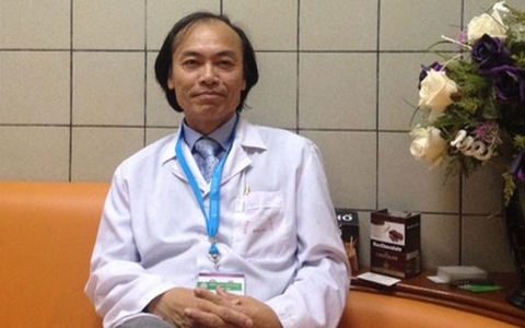 Thiếu nữ 17 tuổi mụn mọc đầy người vì uống thuốc mua qua mạng