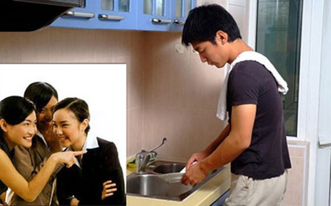 Vợ đủng đỉnh du xuân, chồng "méo mặt" trong bếp