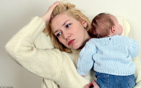 Bế con ru ngủ sẽ khiến mẹ mất ngủ thường xuyên