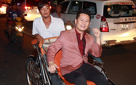 Bằng Kiều gây tò mò khi đi sự kiện bằng... xích lô