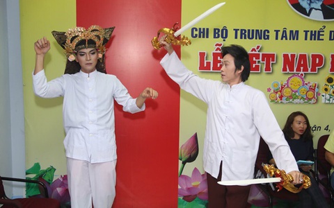 Hoài Linh múa kiếm cùng Khương Ngọc trong hậu trường