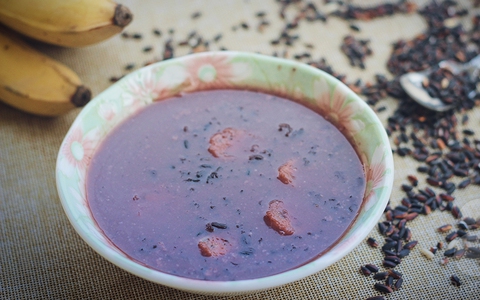 Nấu chè chuối nếp cẩm sánh thơm hấp dẫn
