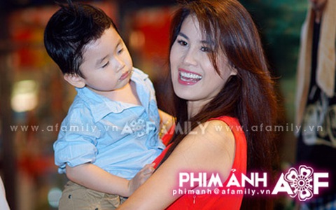 Thân Thúy Hà khoe con trai cưng ngày ra mắt phim 
