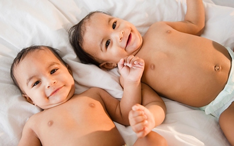 Những lưu ý quan trọng khi chăm sóc bé sinh đôi