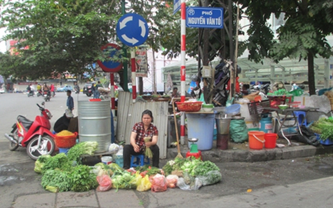 Mùng 4 Tết: Chợ vẫn vắng vẻ, giá thực phẩm giảm