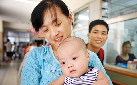 Em bé của cặp sinh đôi mắc sởi ở BV Bạch Mai đã được xuất viện