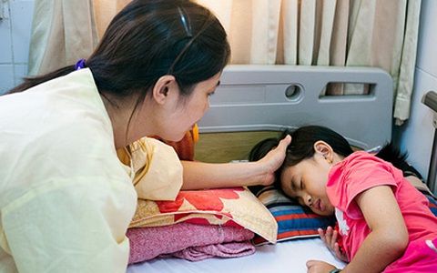 Bố chỉ có ước mong từng ngày con gái sớm khỏi bệnh