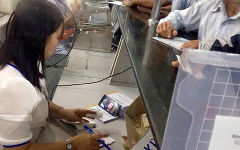 Nhân viên bệnh viện vô tư xem phim trong giờ làm việc bị tạm đình chỉ công tác