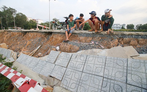 Bờ kè bao quanh "hồ tử thần" ở làng đại học Thủ Đức sạt lở, sinh viên vẫn vô tư  vui chơi