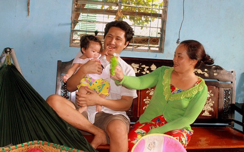 Vì yêu, người vợ nghèo cam tâm hiến mắt cho chồng mù, mong anh 1 lần được thấy mặt con