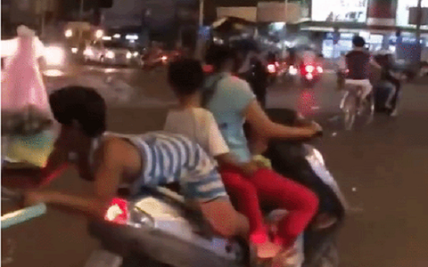 Khi người lớn thản nhiên để những đứa bé đùa giỡn với tử thần trên đường phố