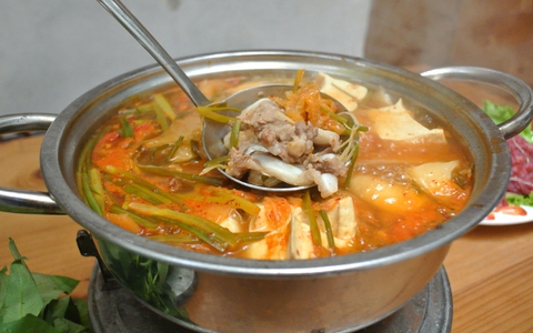 Lẩu, nướng - cặp đôi hoàn hảo cho tiết trời mưa, lạnh của Hà Nội