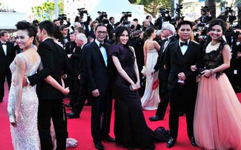 Mất giá như sao Việt đi LHP Cannes