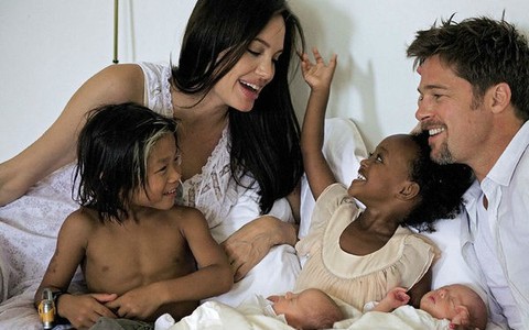 Tài sản của Angelina Jolie không là nhan sắc đẹp nhất thế giới nữa, mà là còn được nghe các con gọi mẹ!