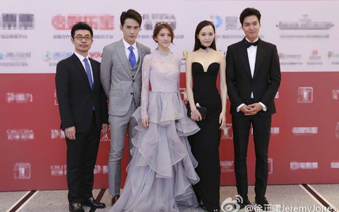 Lee Min Ho diện vest bảnh bao; Đường Yên lộ dáng siêu mỏng với đầm cúp ngực