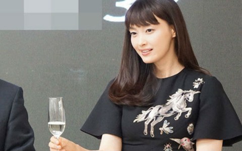 Bà xã Won Bin lần đầu lộ diện sau khi sinh quý tử 