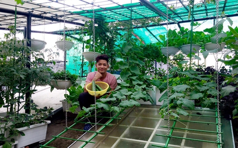Vườn rau xanh đẹp đến khó tin trên mái nhà của nhà thiết kế áo dài nổi tiếng Việt Nam