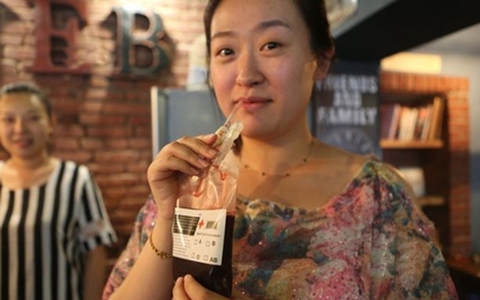 Quán cafe phục vụ đồ uống trong túi đựng máu
