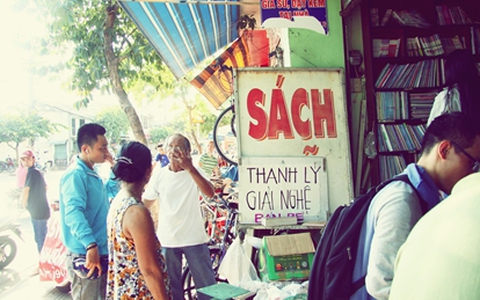 Cộng đồng mạng nỗ lực cứu 10 tấn sách của hiệu sách cũ 30 năm