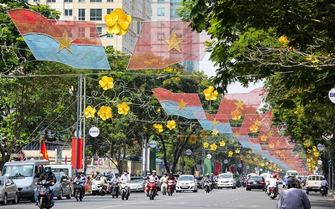 Sài Gòn rực rỡ cờ hoa mừng 40 năm ngày thống nhất đất nước