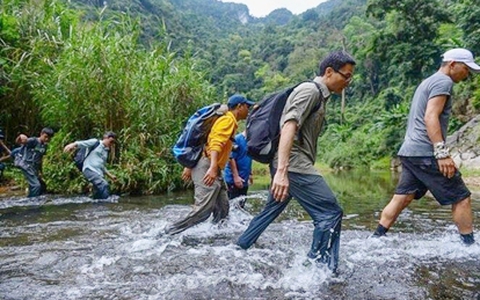 Bức ảnh Phó thủ tướng Vũ Đức Đam lội suối đến hang Sơn Đoòng gây sốt mạng