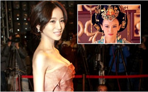 "Vương Hoàng Hậu" tự tin mặc váy quây khoe ngực đầy
