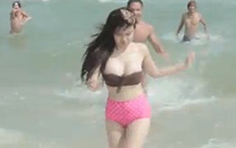 Bà Tưng lại tung clip mặc bikini nô đùa cùng 'một đàn' trai lạ