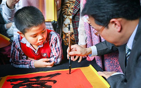 Đầu năm, người Hà Nội chen chân xin chữ ở Văn Miếu