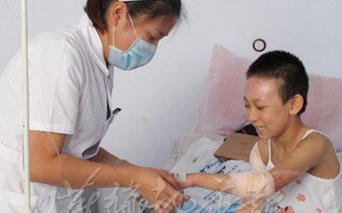 Dũng cảm cứu bà ra khỏi đám cháy, bé gái 9 tuổi bị bỏng nặng