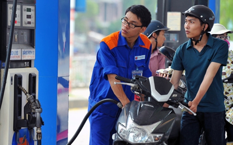 Giá xăng giảm mạnh 1.198 đồng/lít từ 15 giờ