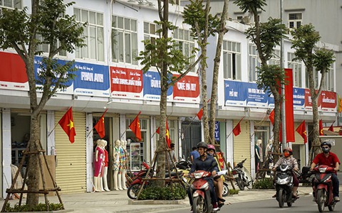 Biển quảng cáo "đồng bộ y xì đúc" trên phố Hà Nội gây tranh cãi: đẹp hay đi lùi thời đại?