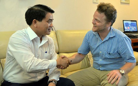 Chủ tịch Hà Nội cám ơn ông Tây lội mương nhặt rác