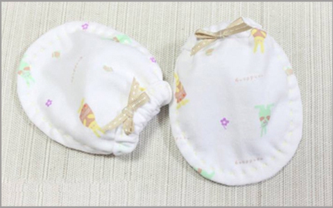 Mẹ tự khâu bao tay chuẩn bị đón bé chào đời