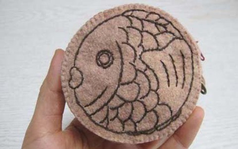 Làm chiếc ví tròn dễ thương thêu hình chú cá chép