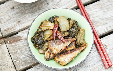 Cá kho dưa chua đậm đà dân dã 