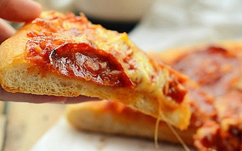 Pizza xúc xích làm đơn giản mà ăn cực ngon!