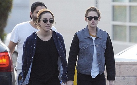 Kristen Stewart lộ diện sau nghi án quay lại với Robert Pattinson