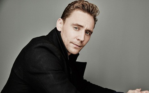 Tom Hiddleston - thường xuyên "cặp" gái già mà lại hay lép vế