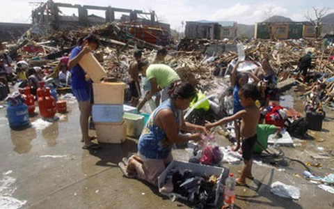 Đến vợ chồng thị trưởng TP.Tacloban cũng phải đi mượn quần áo