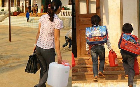 Ngạc nhiên cảnh cô và trò đến trường ngày ngày "cõng" thêm cả can đựng nước